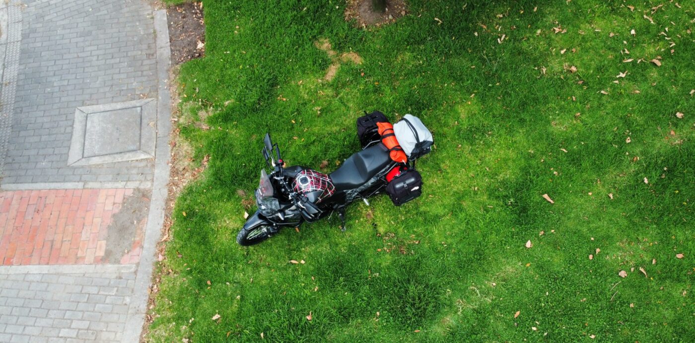 Moto viajando por carretera en Sudamérica